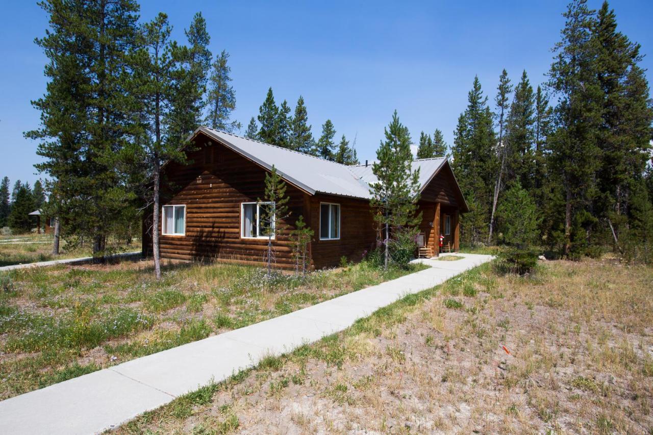 | Headwaters Lodge & Cabins at Flagg Ranch