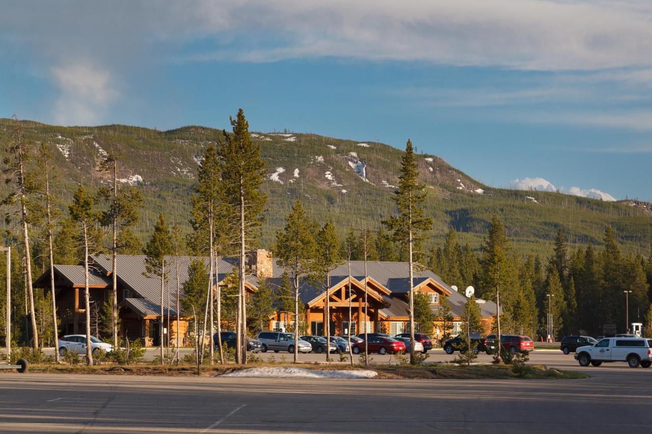 | Headwaters Lodge & Cabins at Flagg Ranch
