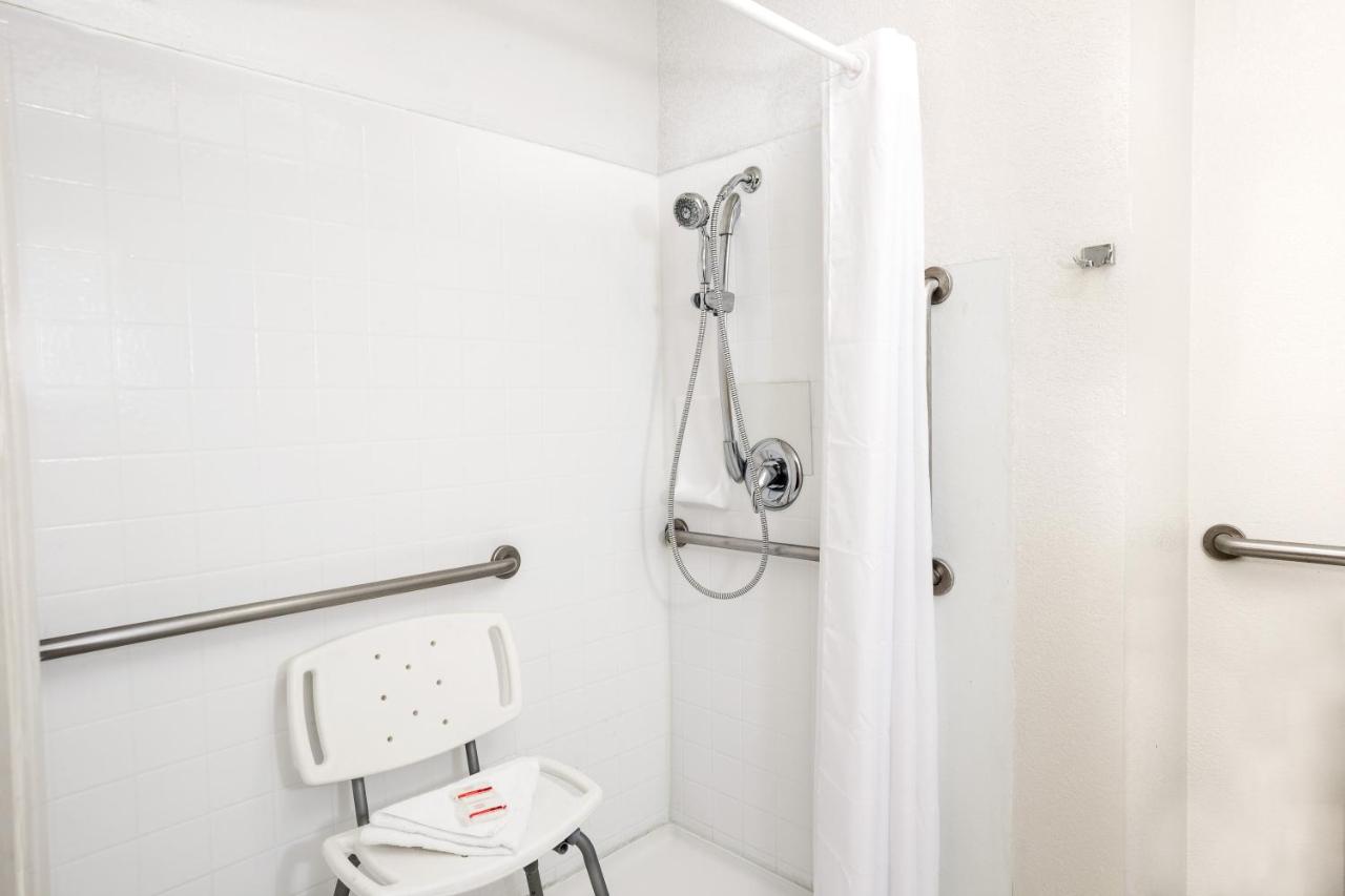 Queen Room - Disability Access/Non-Smoking at Howard Johnson by Wyndham Modesto Ceres