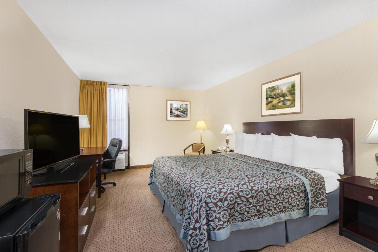 King Room - Accessible/Non-Smoking at Days Inn by Wyndham Indianapolis/Castleton