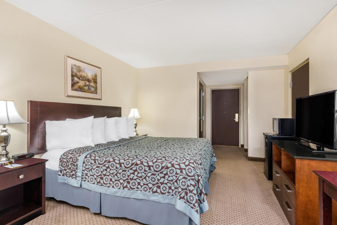 King Room - Non-Smoking at Days Inn by Wyndham Indianapolis/Castleton