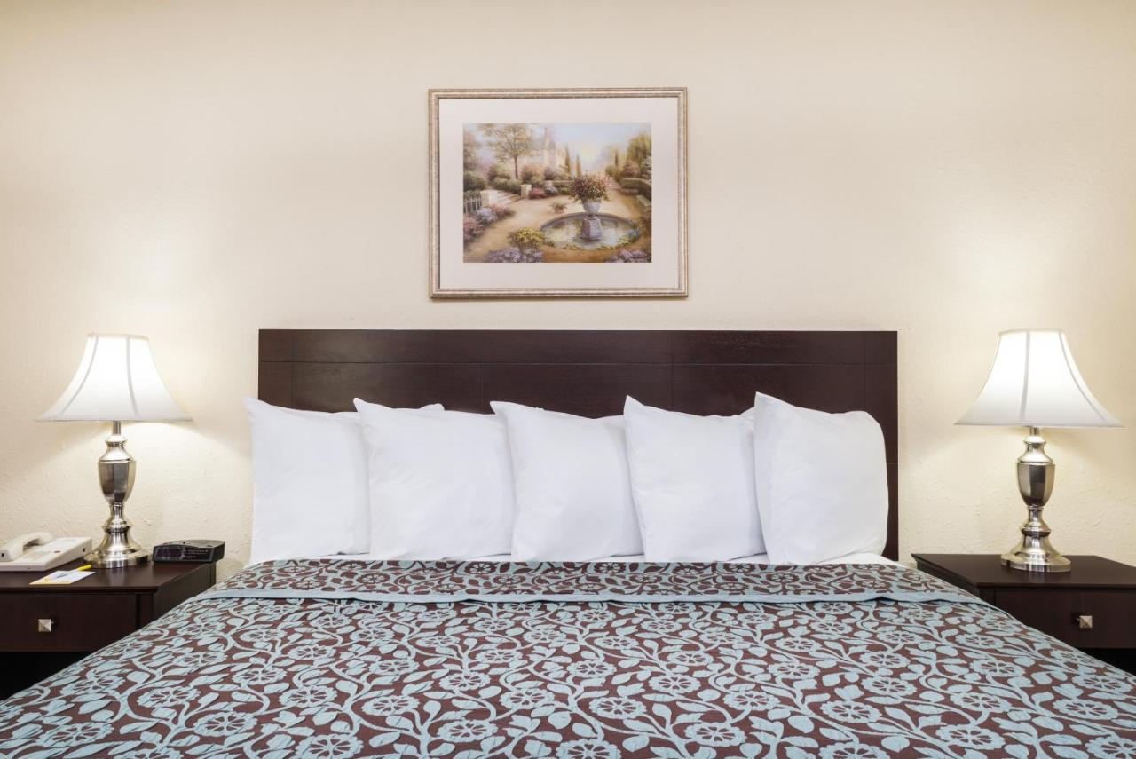 King Room - Accessible/Non-Smoking at Days Inn by Wyndham Indianapolis/Castleton
