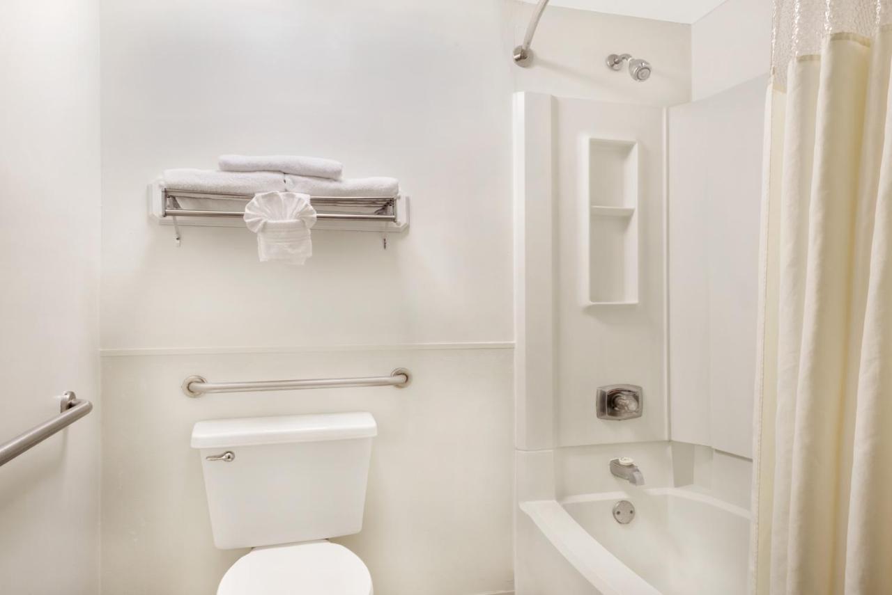 King Room - Accessible/Non-Smoking at Days Inn by Wyndham Indianapolis/Castleton