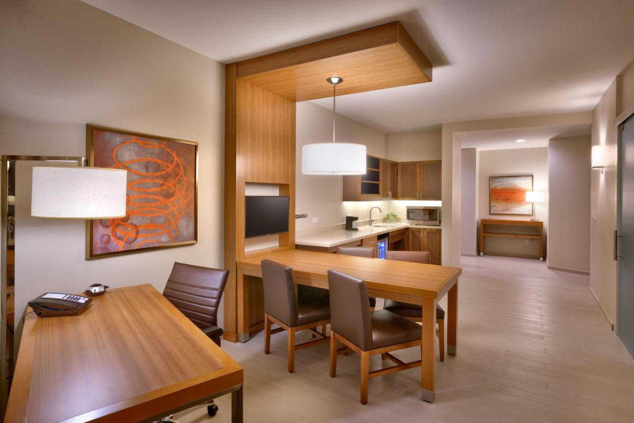 King Suite with Bay View - Dissability Access at Hyatt Place Emeryville/San Francisco Bay Area