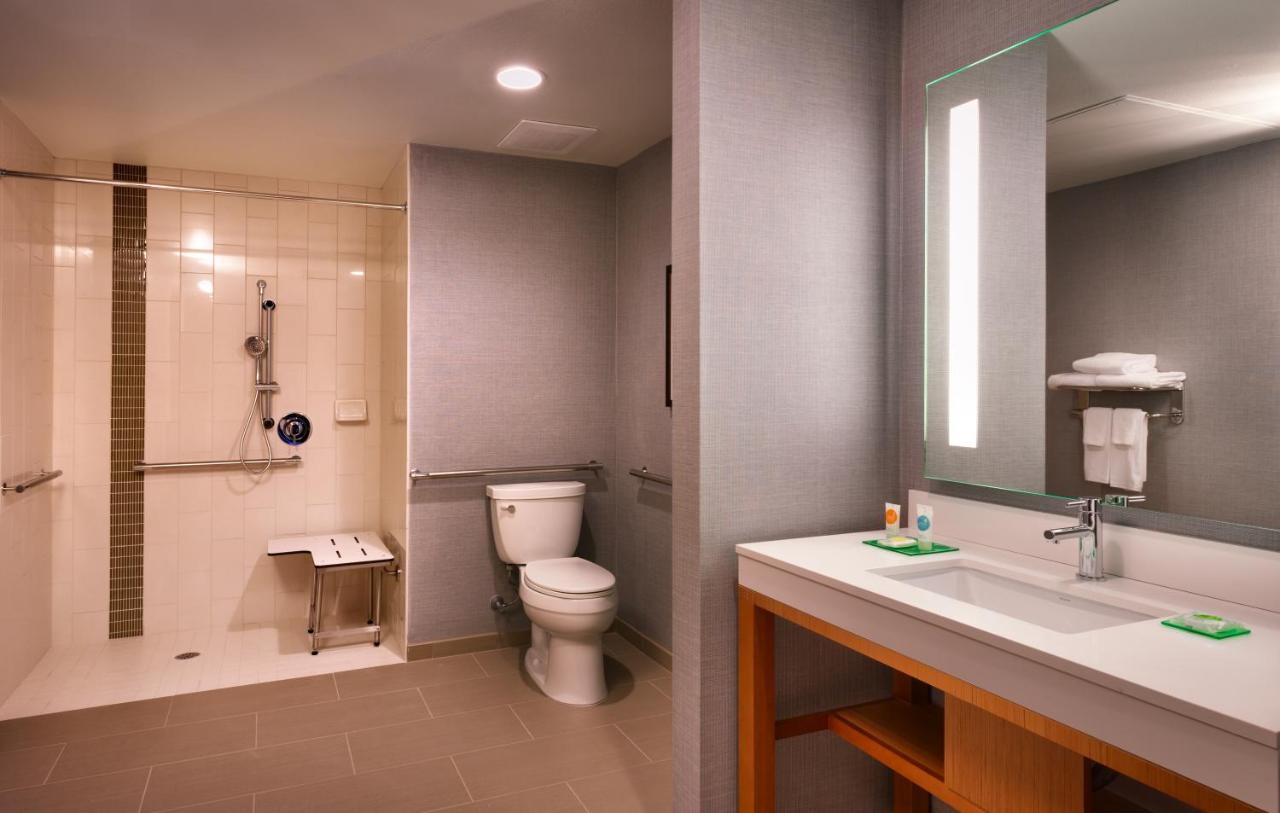 King Suite with Bay View - Dissability Access at Hyatt Place Emeryville/San Francisco Bay Area