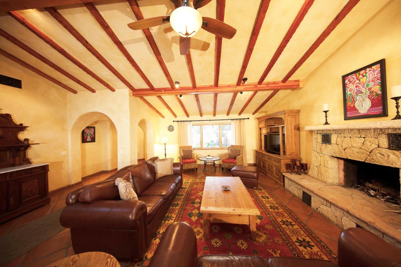 Deluxe Two-Bedroom Villa at Blue Iguana Inn