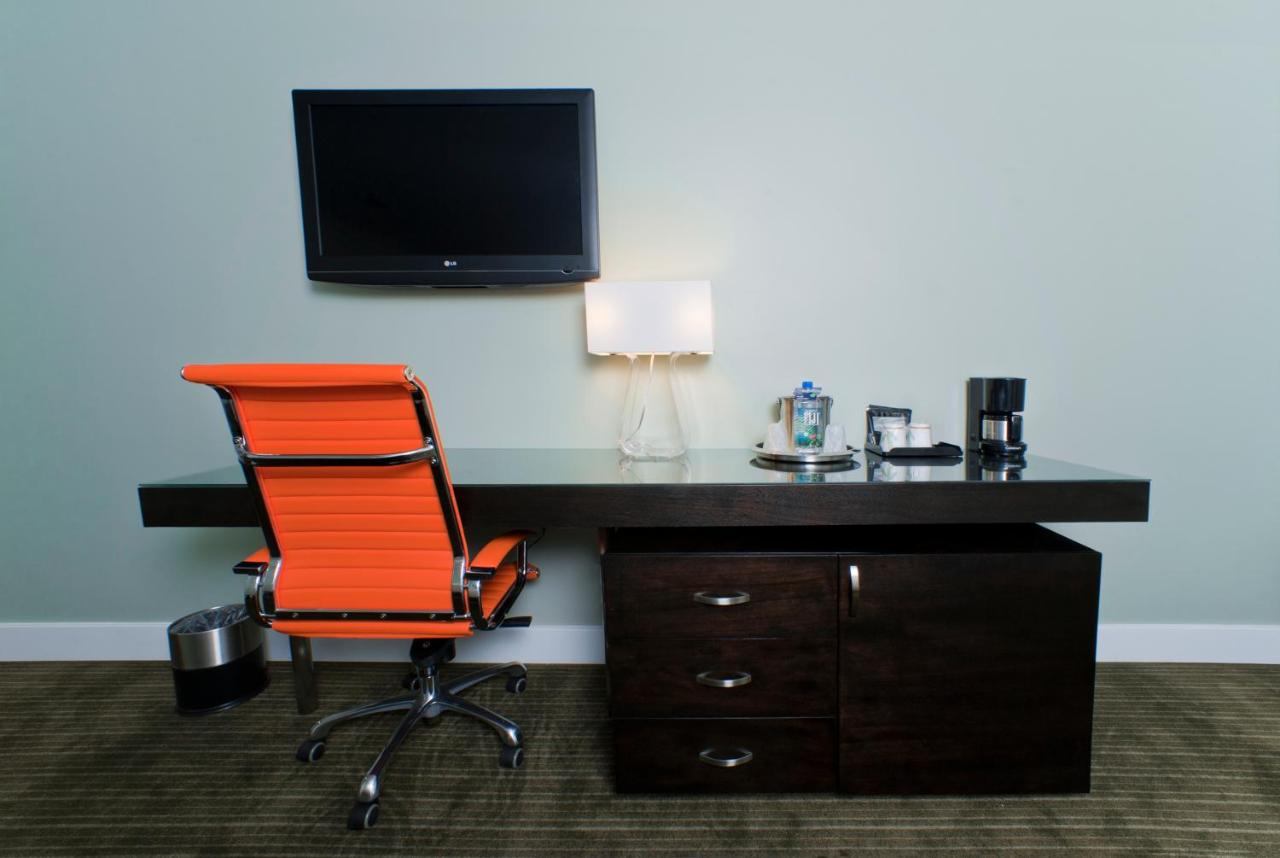Deluxe King Room at Hotel Current