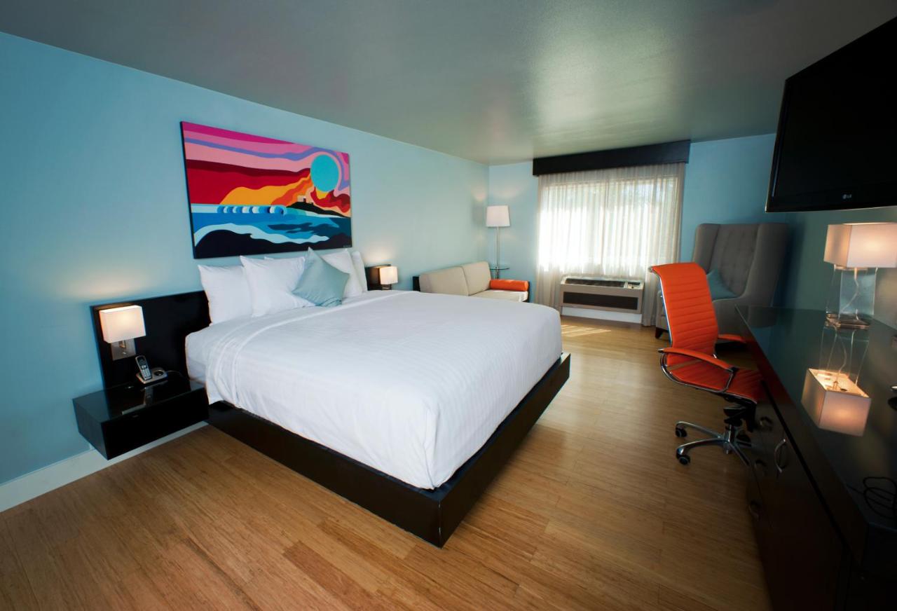 Deluxe King Room at Hotel Current