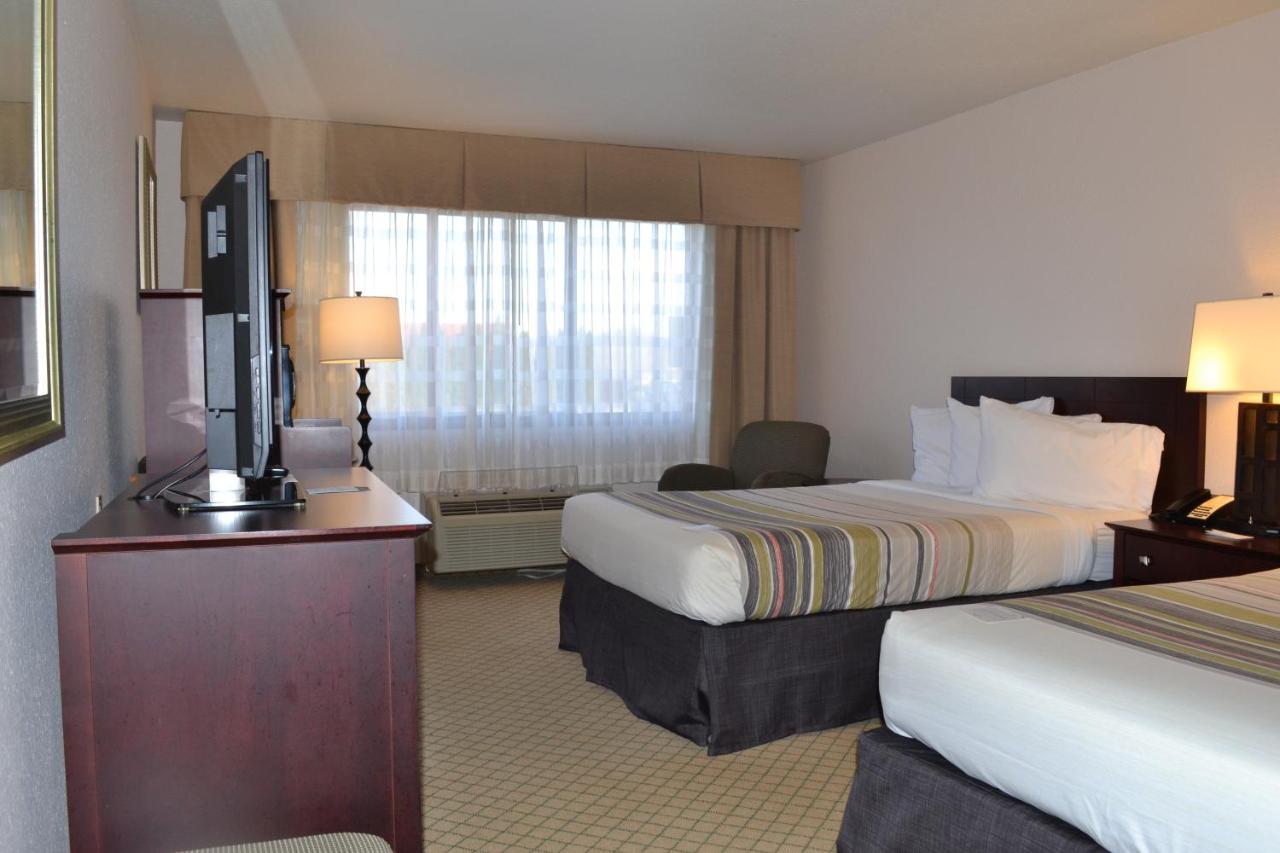 Double Room with Two Queen Beds - Roll In Shower/Non-Smoking at Country Inn & Suites by Radisson, Abingdon, VA