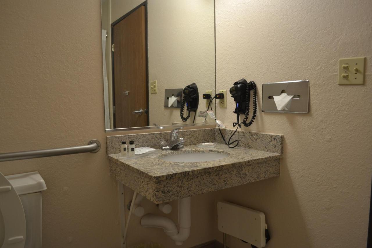 Double Room with Two Queen Beds - Roll In Shower/Non-Smoking at Country Inn & Suites by Radisson, Abingdon, VA