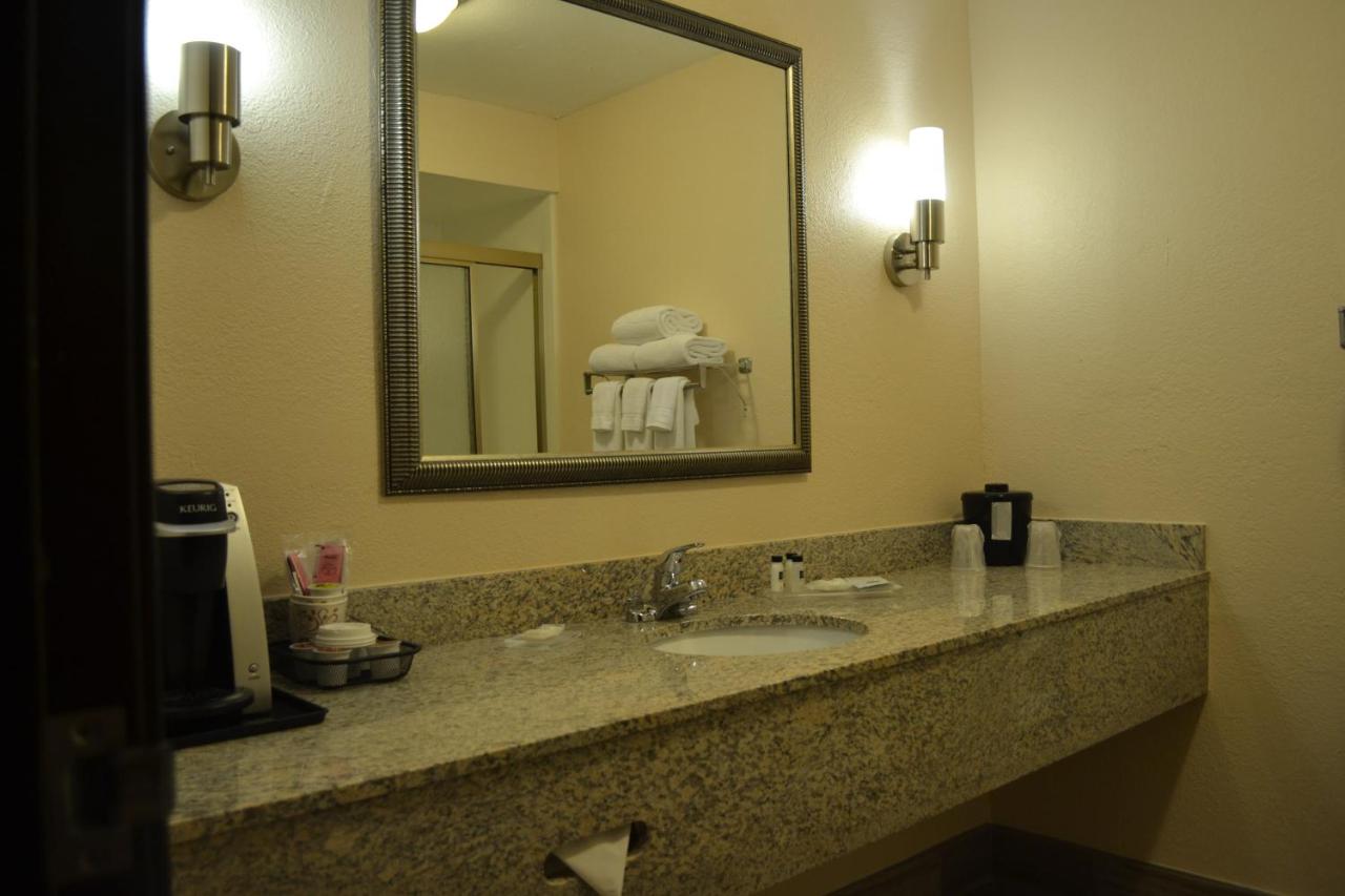 King Room - Non-Smoking - Walkin Shower at Country Inn & Suites by Radisson, Abingdon, VA