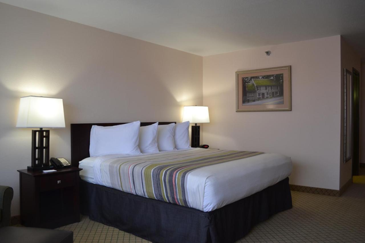 King Room - Non-Smoking - Walkin Shower at Country Inn & Suites by Radisson, Abingdon, VA