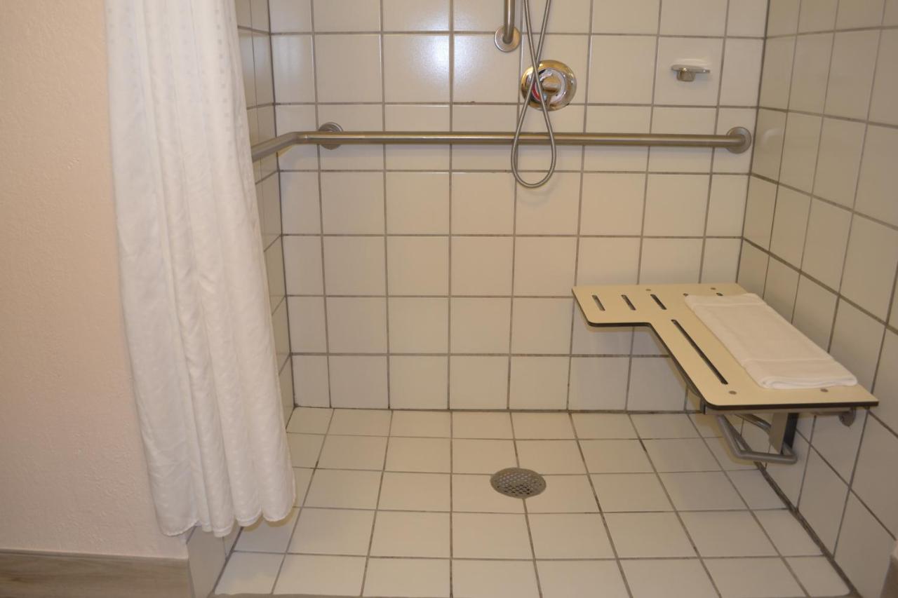 Double Room with Two Queen Beds - Roll In Shower/Non-Smoking at Country Inn & Suites by Radisson, Abingdon, VA