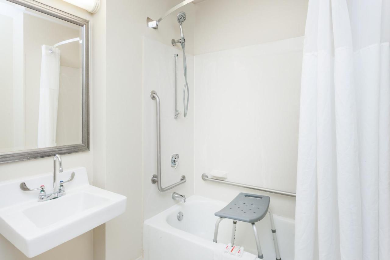 King Room with Roll-In Shower - Disability Access at Baymont by Wyndham Peoria