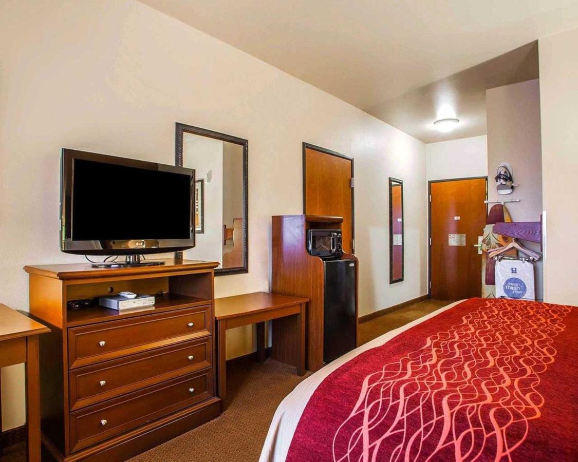 King Room - Non-Smoking at Comfort Inn & Suites Grinnell near I-80