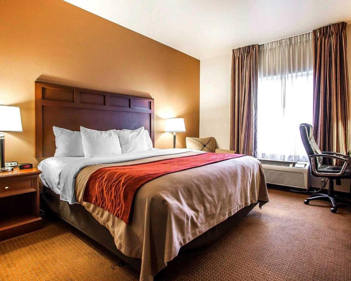 King Room - Non-Smoking at Comfort Inn & Suites Grinnell near I-80