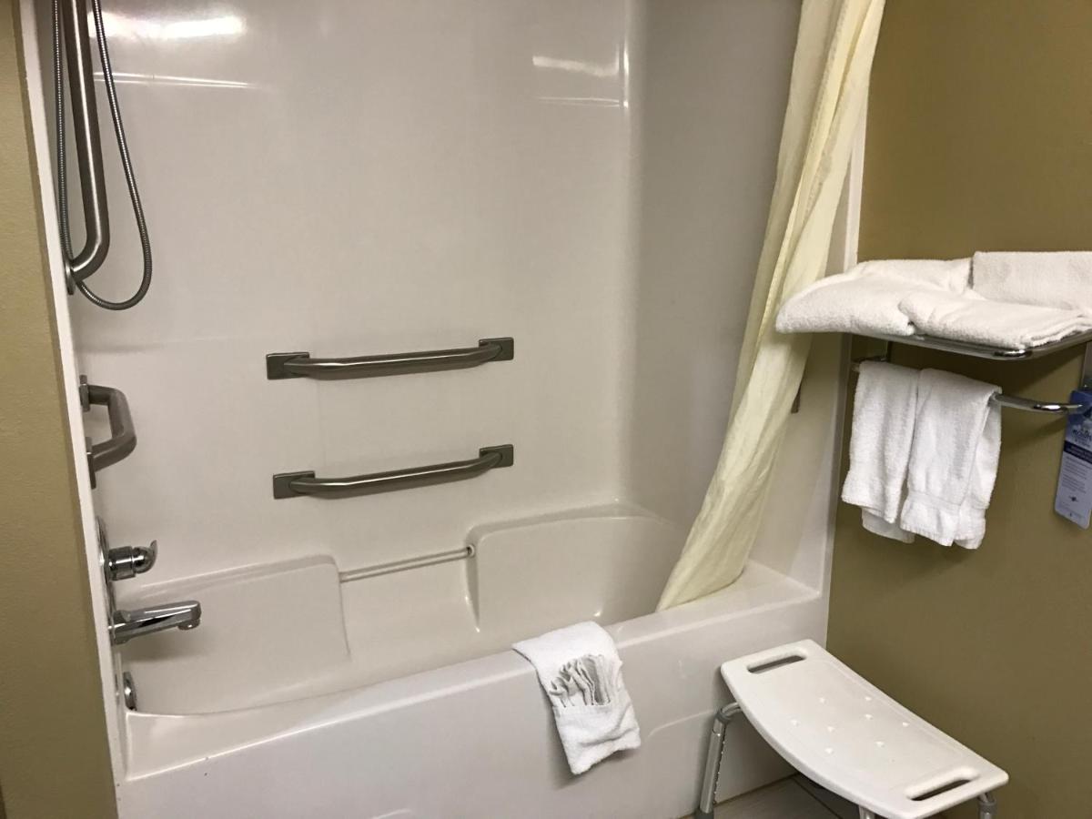 Queen Room - Mobility Access/Non-Smoking at Microtel Inn & Suites by Wyndham Lithonia/Stone Mountain