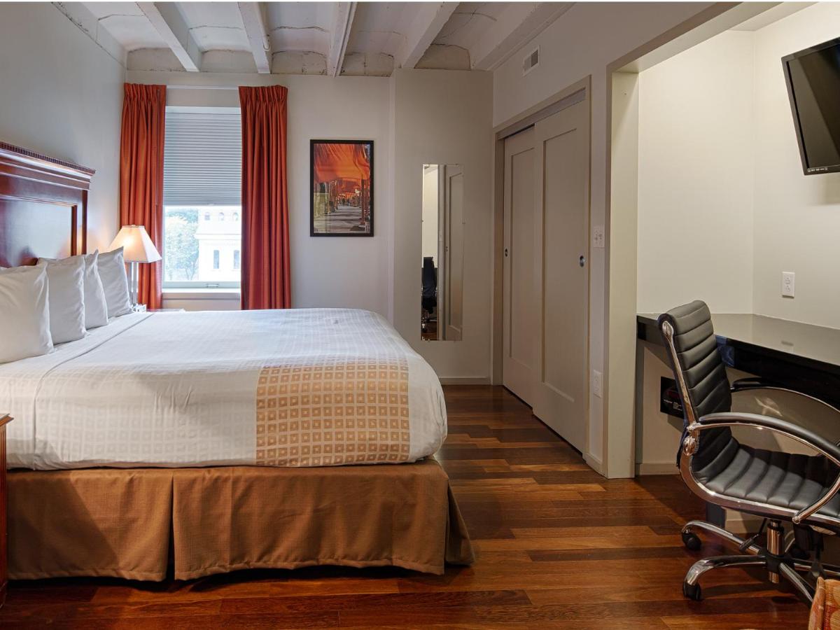 King Room with Spa Bath at Grand Eastonian Hotel & Suites