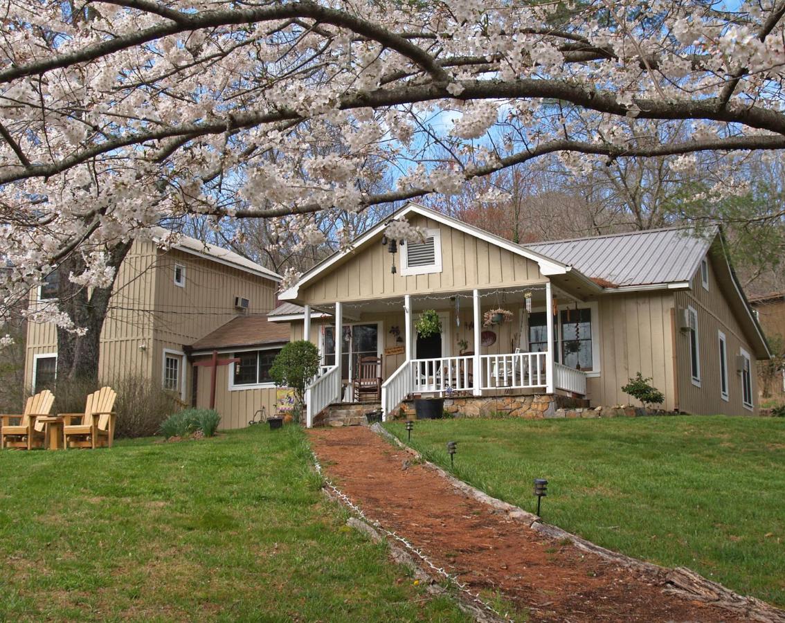 | Henson Cove Place Bed and Breakfast w/Cabin