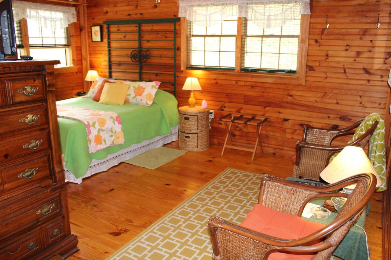 | Henson Cove Place Bed and Breakfast w/Cabin