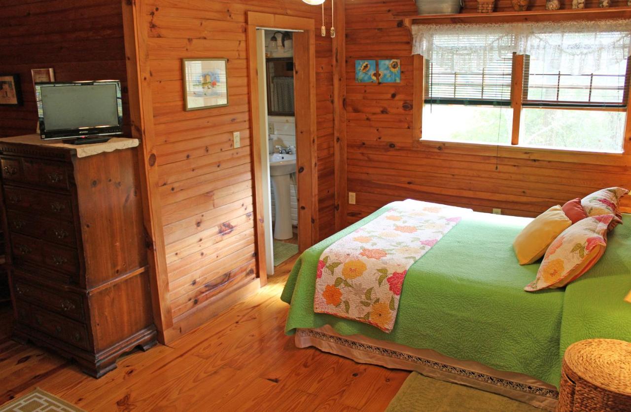 | Henson Cove Place Bed and Breakfast w/Cabin