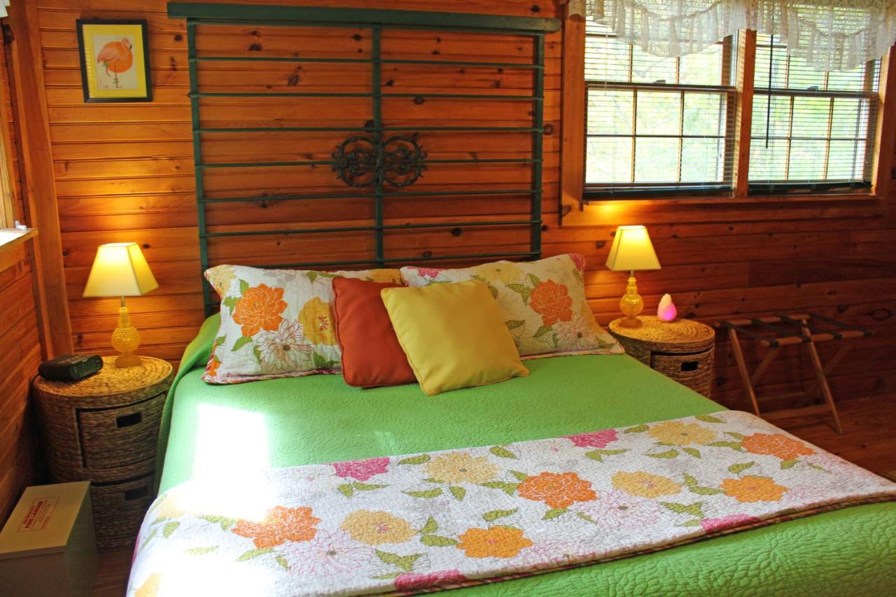 | Henson Cove Place Bed and Breakfast w/Cabin