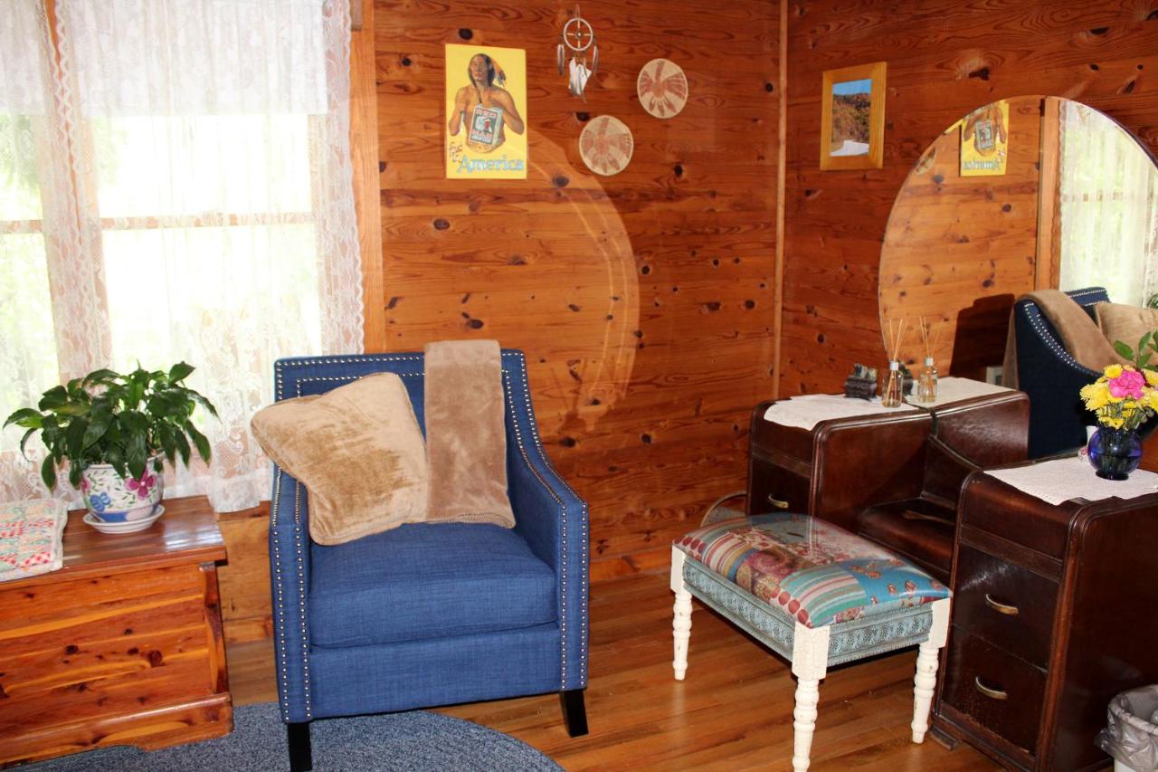 | Henson Cove Place Bed and Breakfast w/Cabin