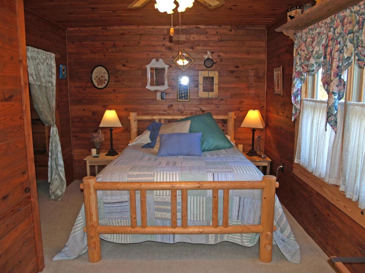 | Henson Cove Place Bed and Breakfast w/Cabin