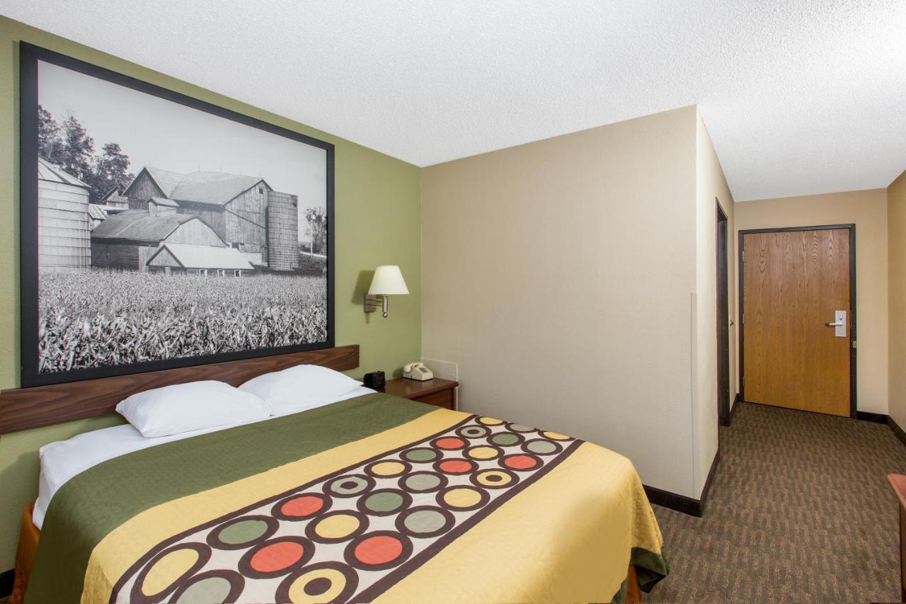 Queen Room - Mobility Access/Non-Smoking at Super 8 by Wyndham Fairmont