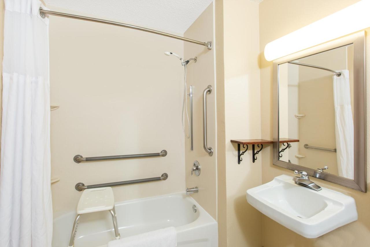 Queen Room - Mobility Access/Non-Smoking at Super 8 by Wyndham Fairmont