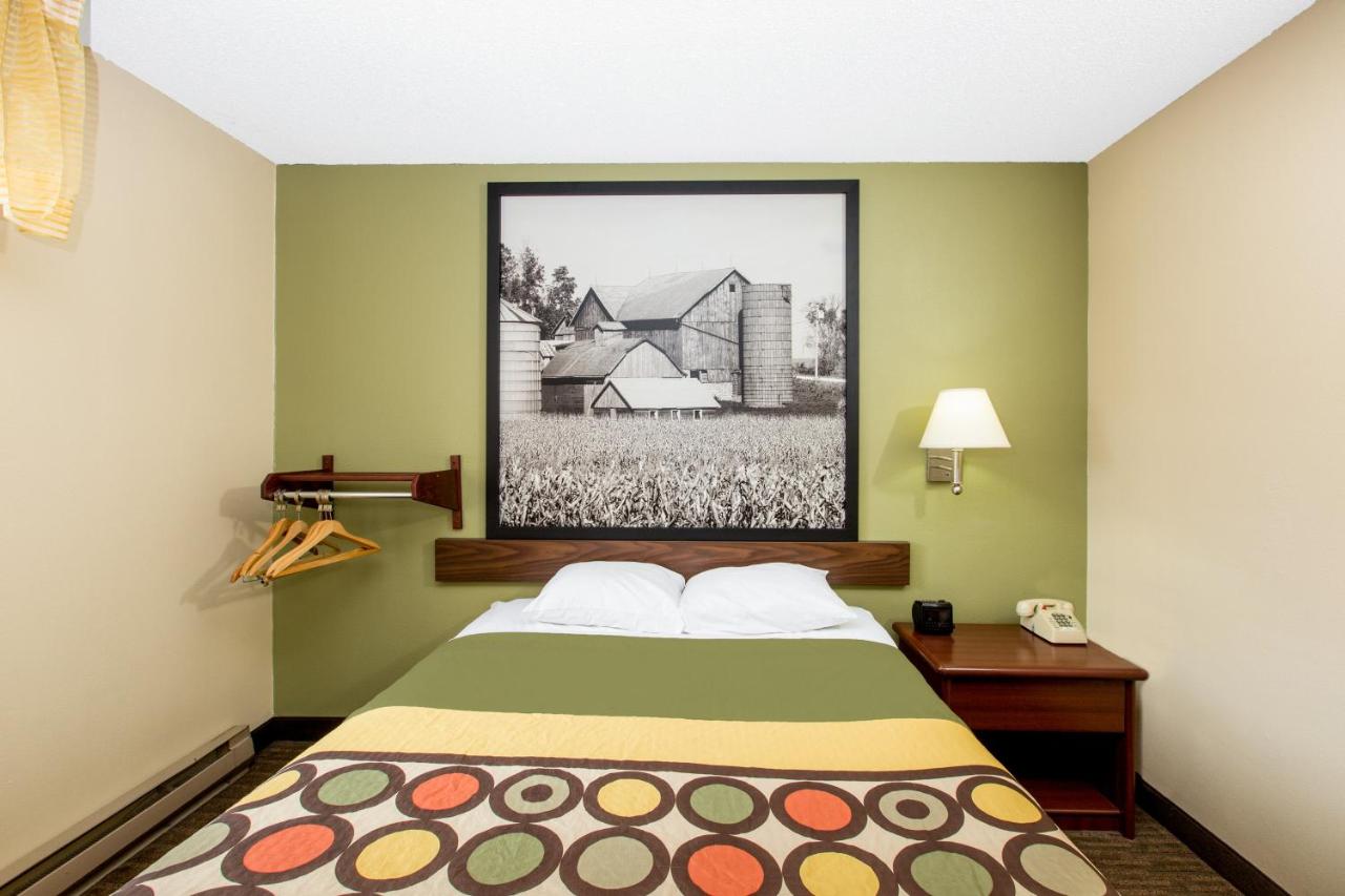 Queen Room - Mobility Access/Non-Smoking at Super 8 by Wyndham Fairmont