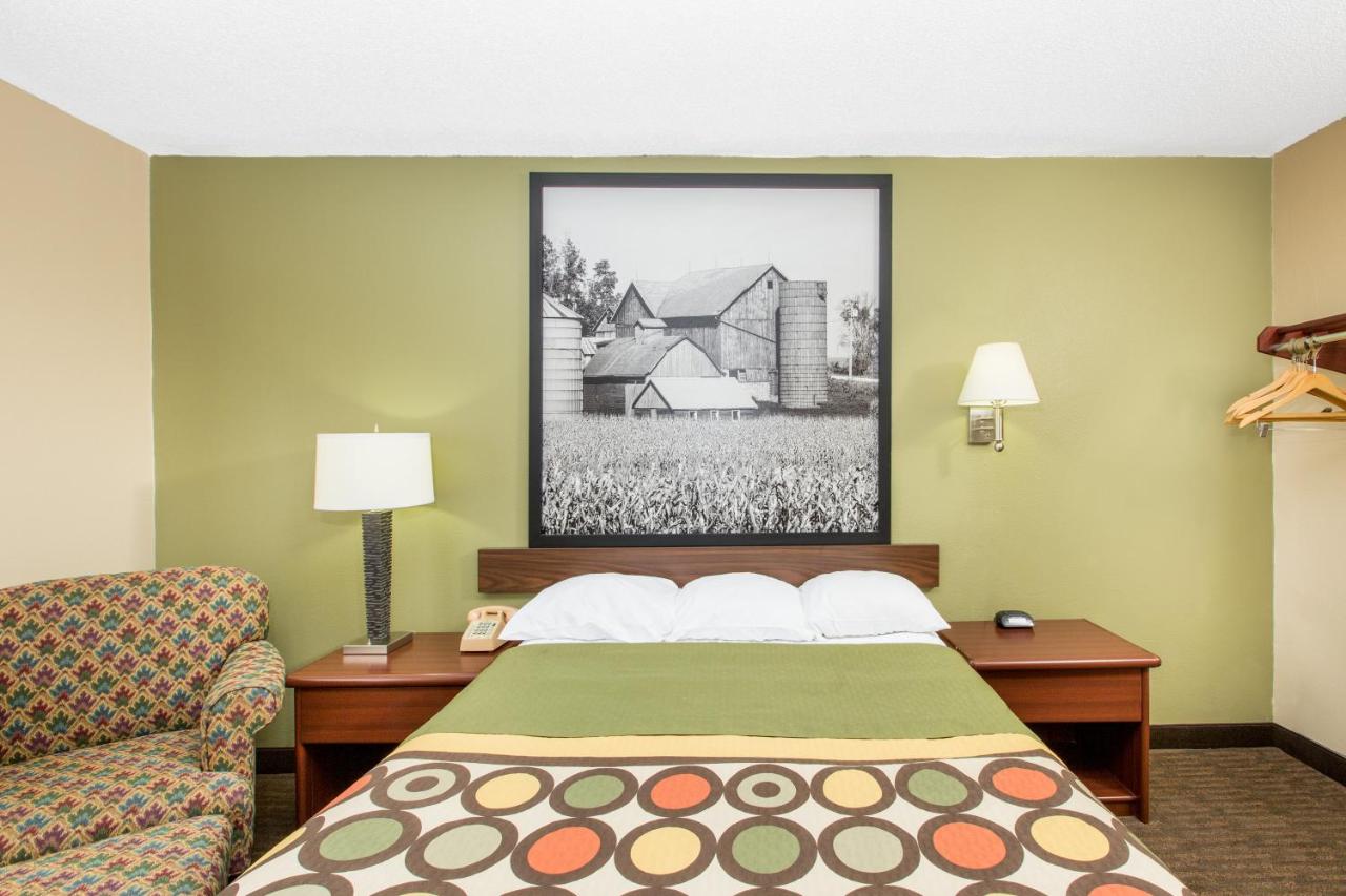 Business Queen Room - Non-Smoking at Super 8 by Wyndham Fairmont