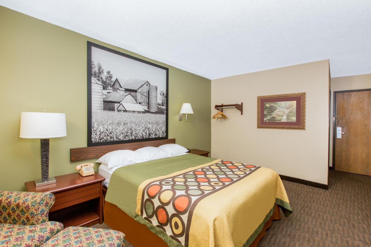 Business Queen Room - Non-Smoking at Super 8 by Wyndham Fairmont