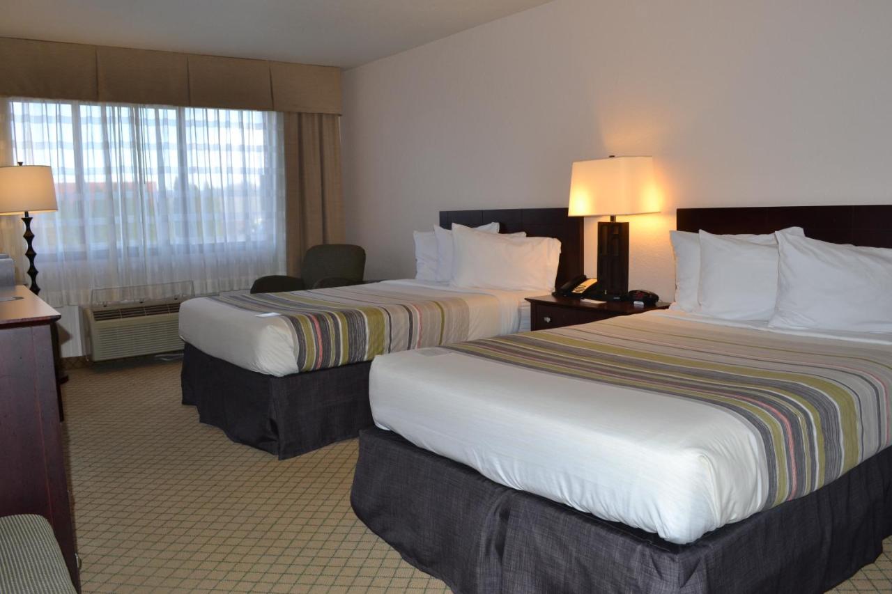 Double Room with Two Queen Beds - Roll In Shower/Non-Smoking at Country Inn & Suites by Radisson, Abingdon, VA