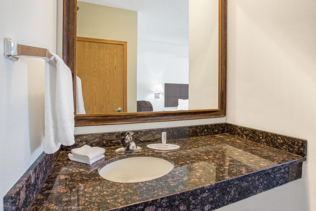 King Room - Mobility Access/Non-Smoking at Super 8 by Wyndham Cedar Falls IA - University