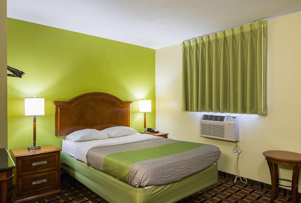 | Savannah Garden Inn