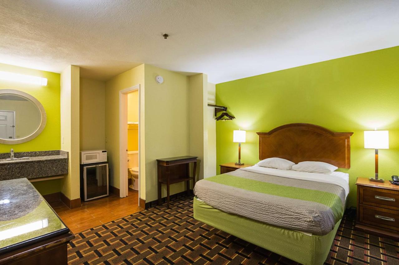 | Savannah Garden Inn