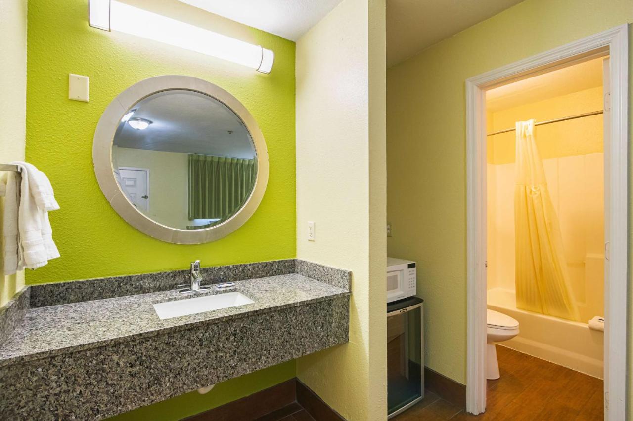| Savannah Garden Inn