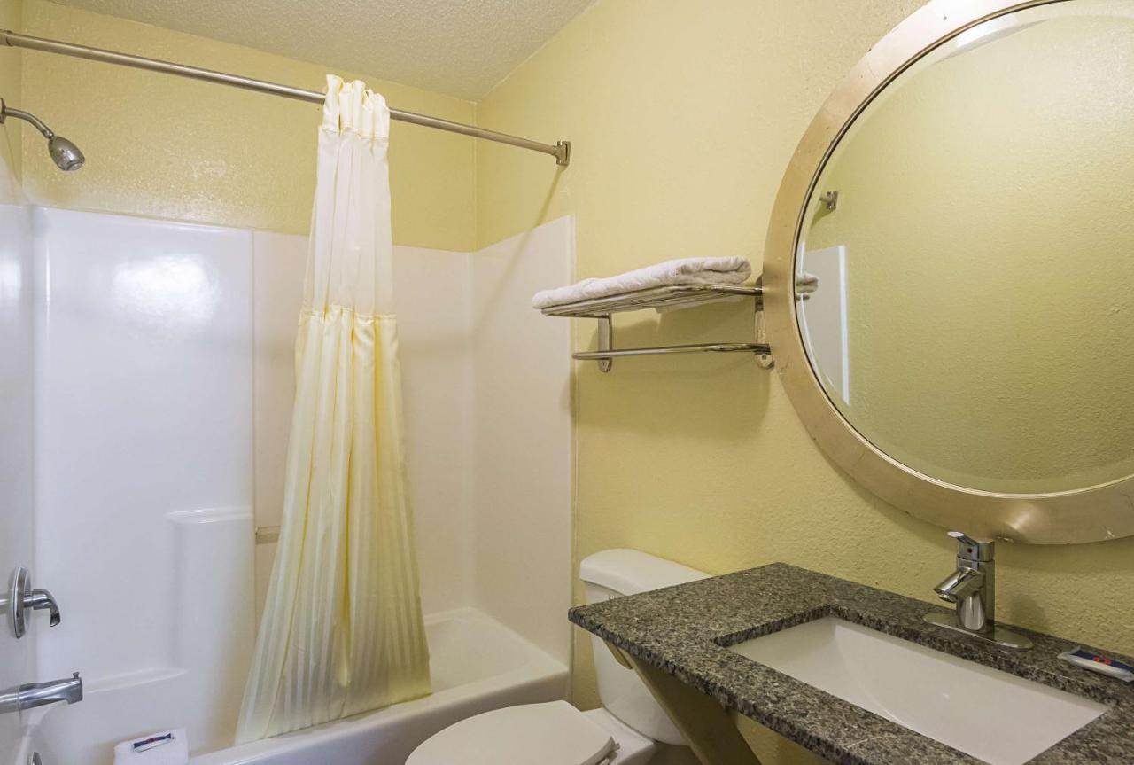 | Savannah Garden Inn