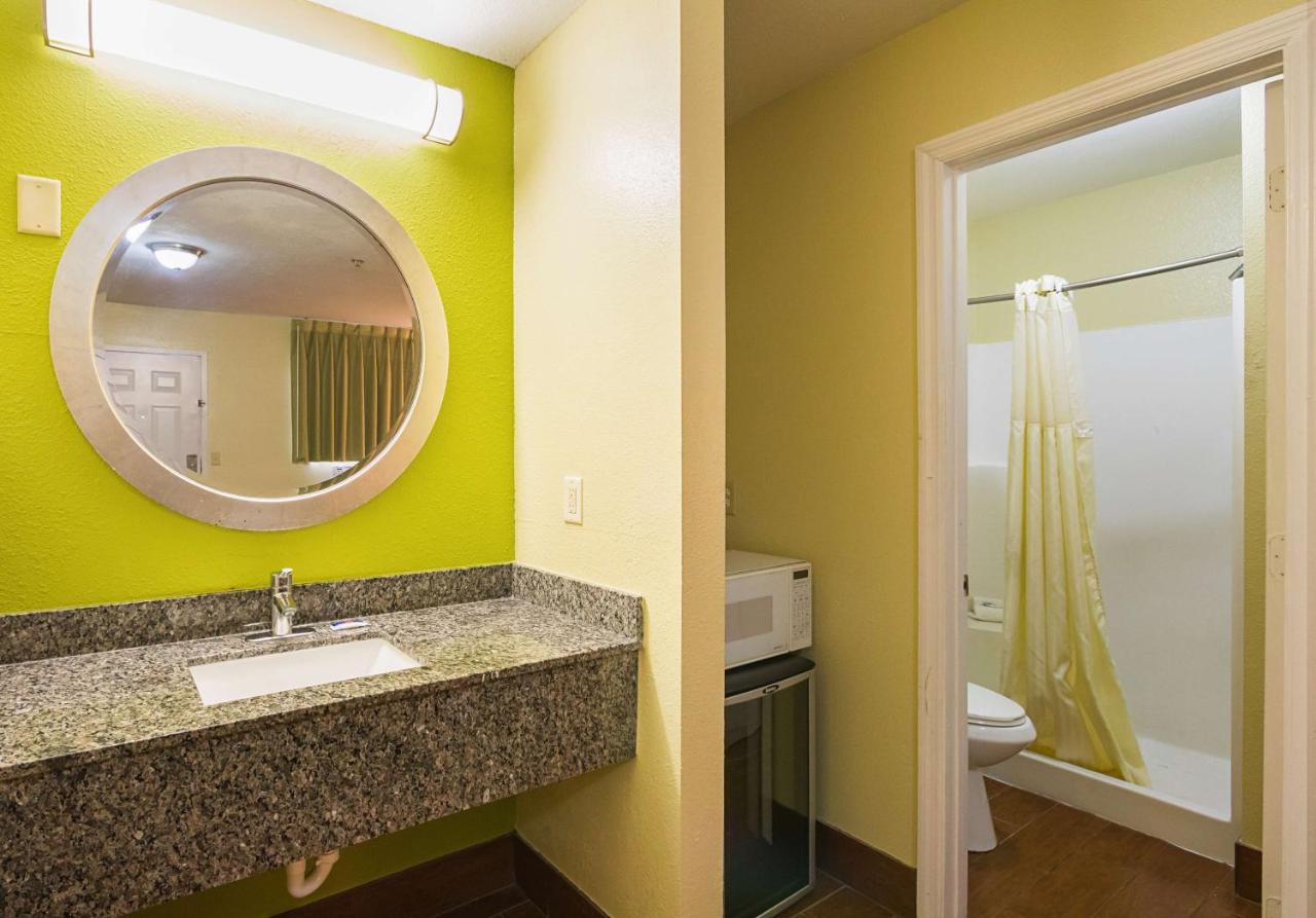 | Savannah Garden Inn