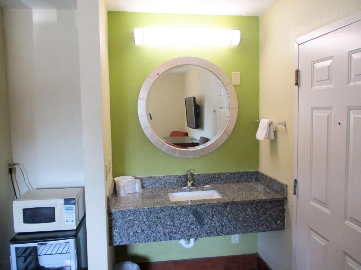 | Savannah Garden Inn