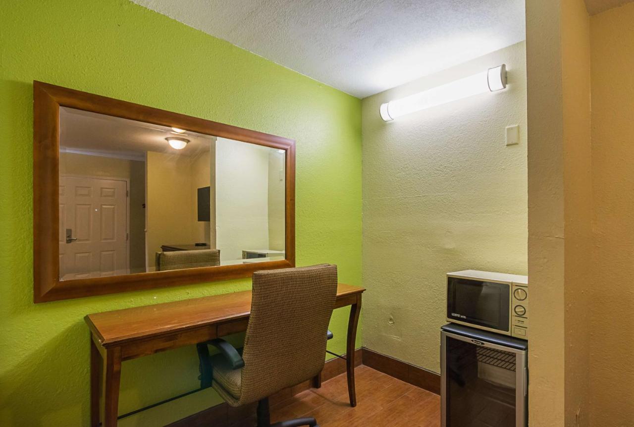 | Savannah Garden Inn
