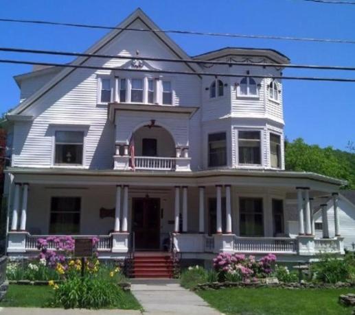 | Victorian Charm Inn