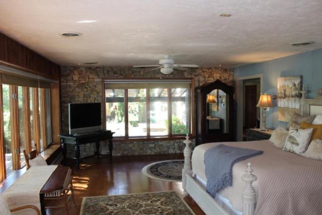 | The Inn at White Oak