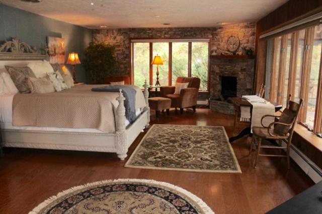 | The Inn at White Oak