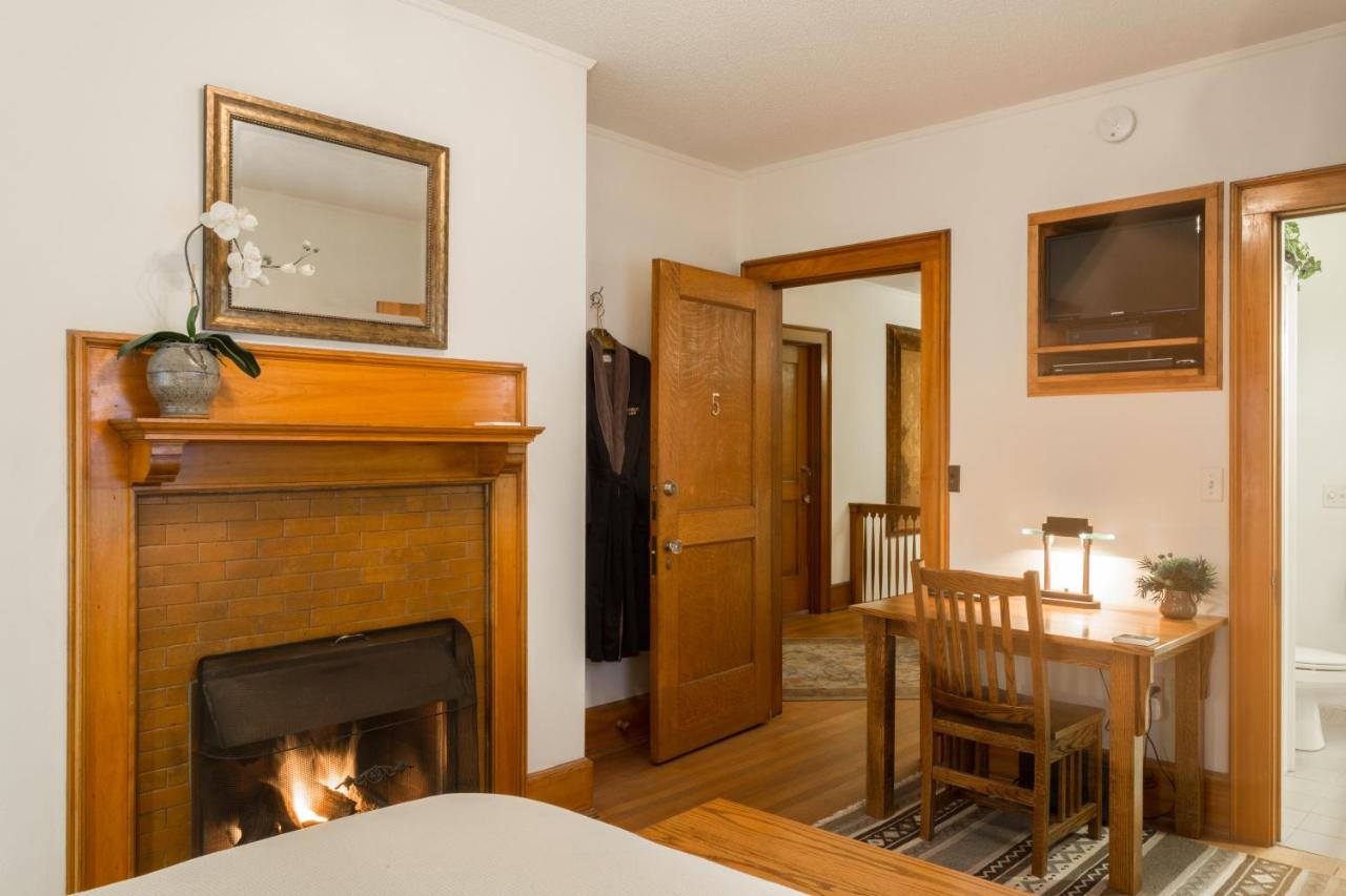 Deluxe Queen Room at Stewart Inn