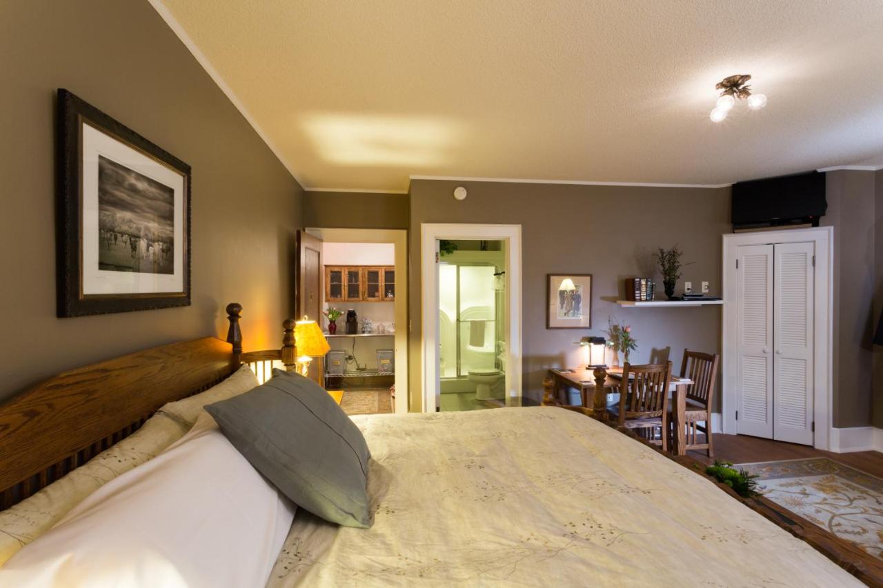 Deluxe King Room at Stewart Inn