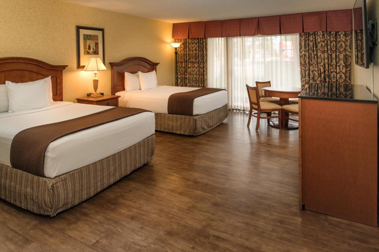 Premium Queen Room with Two Queen Beds at Red Lion Hotel Redding