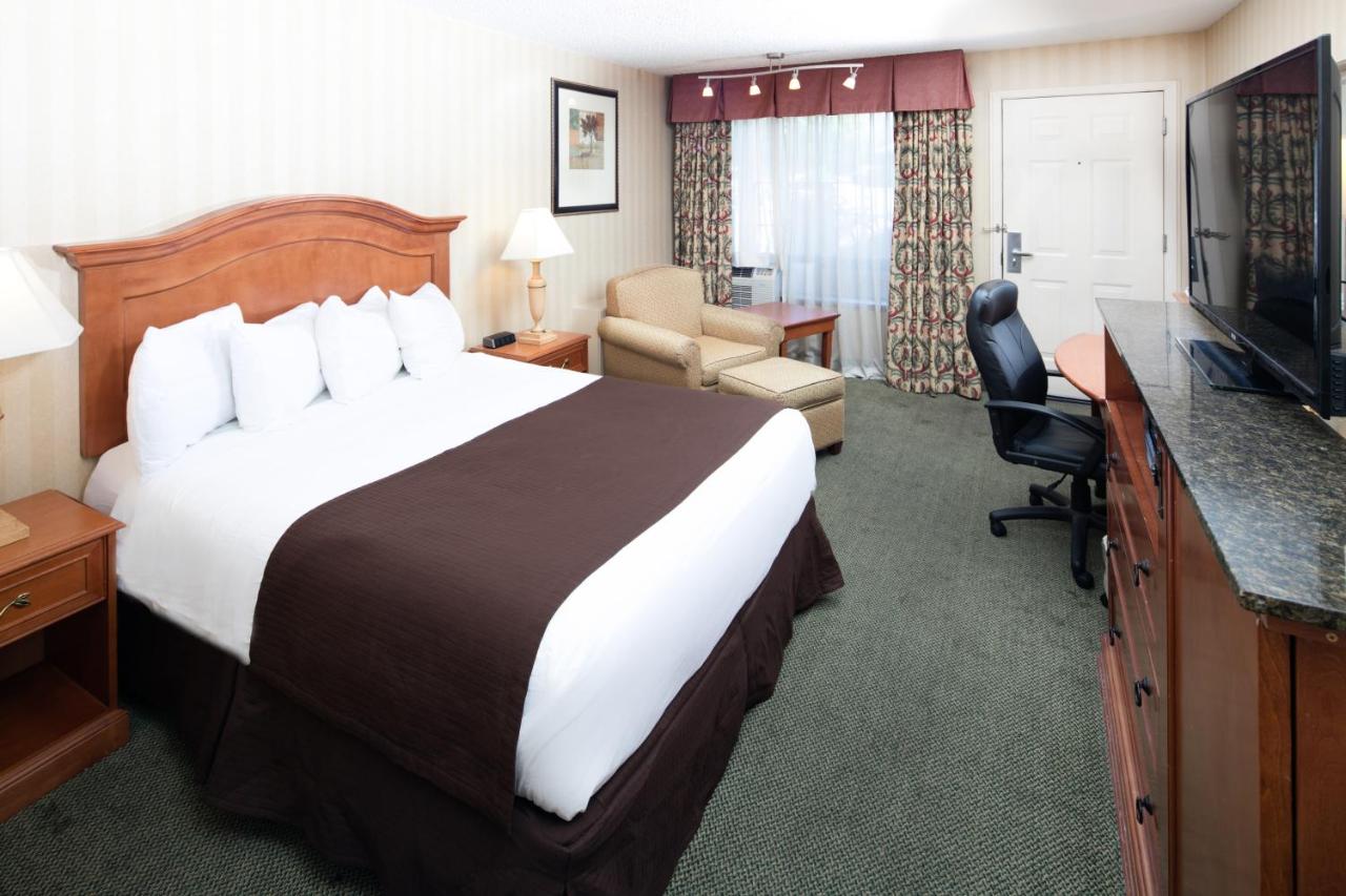 Queen Room - Disability Access at Red Lion Inn & Suites Missoula
