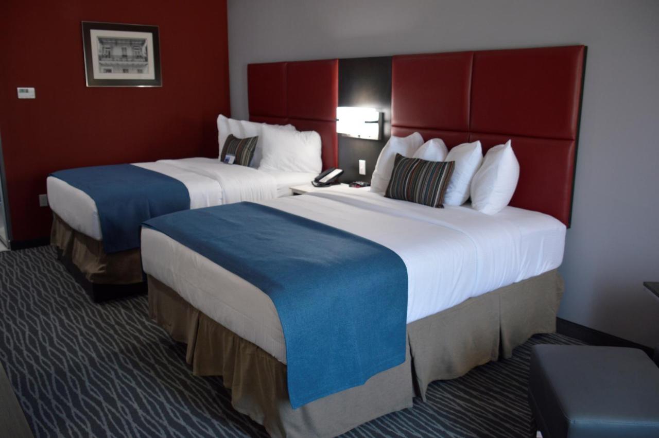 Queen Room with Two Queen Beds - Disability Access at Del-Mar Airport Inn & Suites